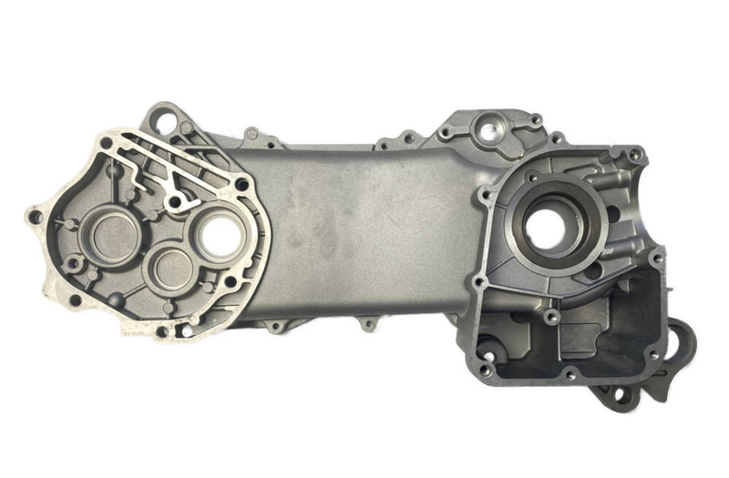 Karter środkowy lewy silnika obudowa wału 4T GY6 139QMB 43cm Barton Romet