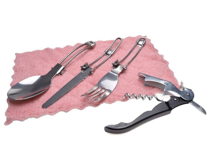 Naczynia turystyczne z palnikiem i sztućcami oraz otwieraczem do butelek