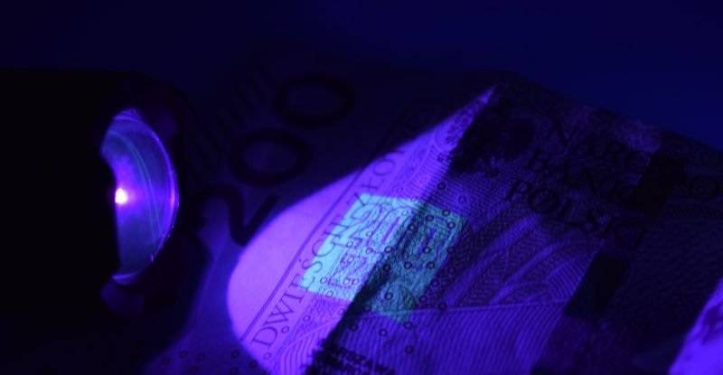 Latarka UV LED mała poręczna akumulator ładowarka 230v etui