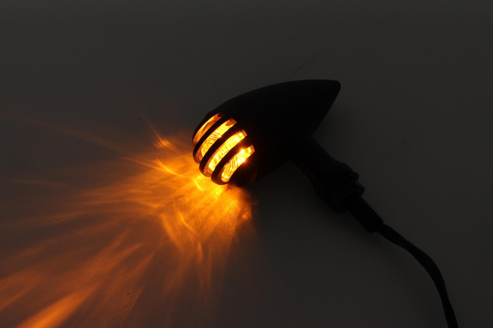 Kierunkowskaz kierunek czarny metal kratka 12v